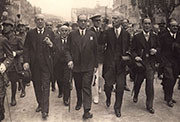Carlos Esplá acompañado por Amadeo Hurtado, Francesc Maciá, Ayguadé y otros, en Barcelona el día de la fiesta de la bandera.