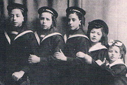 Hijos de Carlos Arniches, 1902. Carlos, José María, Fernando, Pilar y Rosario.