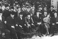 Carlos Arniches con sus compañeros de clase en el homenaje realizado en Alicante, 1921.