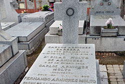 Lápida de Carlos Arniches Barrera. Cementerio de la Almudena de Madrid.