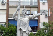 Escultura de Rodrigo de Triana en Sevilla. Acompañó a   Cristóbal Colón en su primer viaje. Según la tradición, gritó «¡¡¡tierra!!» cuando avistó el nuevo continente.