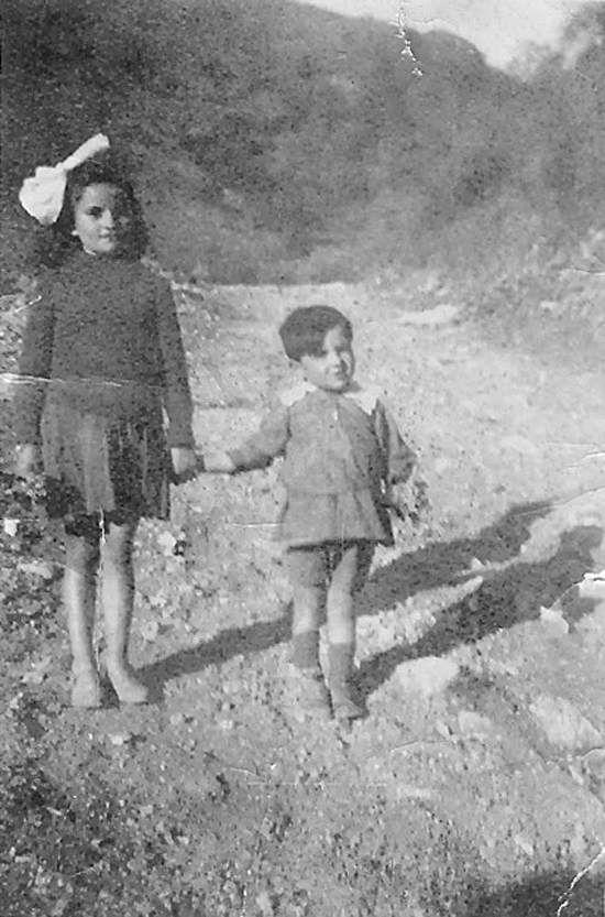  Daniel Moyano y su hermana Blanca en las sierras de Córdoba a mediados de los años 30 
 Fuente: Imagen cortesía de la familia Moyano 