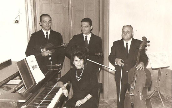  Daniel Moyano con Edith Fernández, Luis Argañaraz y Celestino Palmieri, componentes del Cuarteto Estable de la Provincia en La Rioja a   principios de los años 60 
		 Fuente: Imagen cortesía de la familia Moyano 