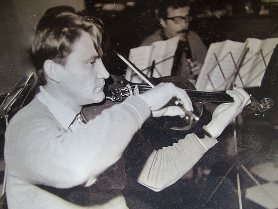  Daniel Moyano tocando la viola como integrante de la Orquesta de Cámara de La Rioja en 1972 
 Fuente: Imagen cortesía de la familia Moyano 