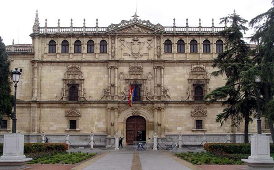Fachada del Colegio Mayor de San Ildefonso, de Rodrigo Gil de Hontañón (1543), en la Universidad de Alcalá.