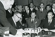 Firma de los acuerdos hispano-norteamericanos por Alberto Martín-Artajo y James Clement Dunn. 1953.