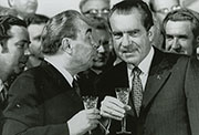 Leonid Brezhnev y Richard Nixon brindando.