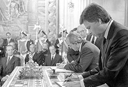 Firma del Tratado de adhesión de España a las Comunidades Europeas. Palacio Real de Madrid, 12 de junio de 1985.