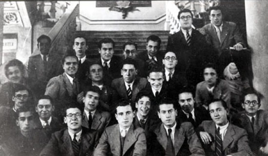 1941. Último año del bachillerato en el  Instituto Goya  de Zaragoza. Fernando Lázaro es el tercero por la derecha de la fila superior. A su izquierda, Félix Monge; en la segunda fila, el segundo por la izquierda es Manuel Alvar López.