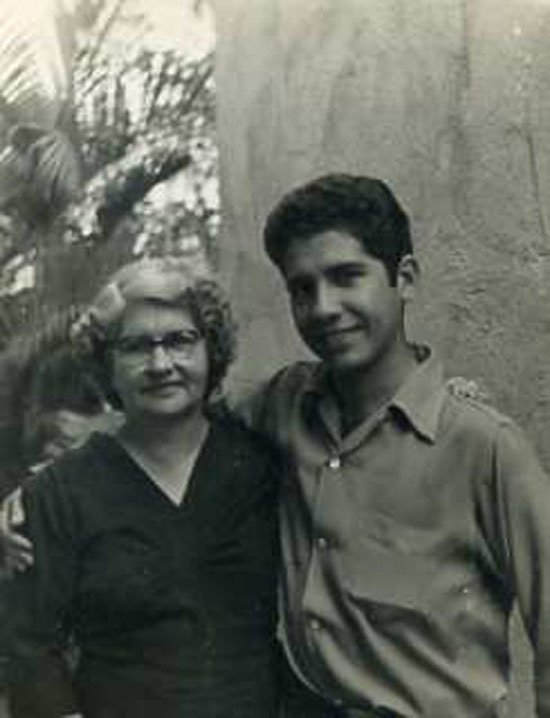  José Triana con su madre 
 Fuente: Imagen cortesía de José Triana 