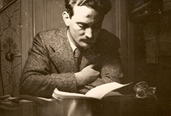 Juan Ramón Masoliver leyendo.