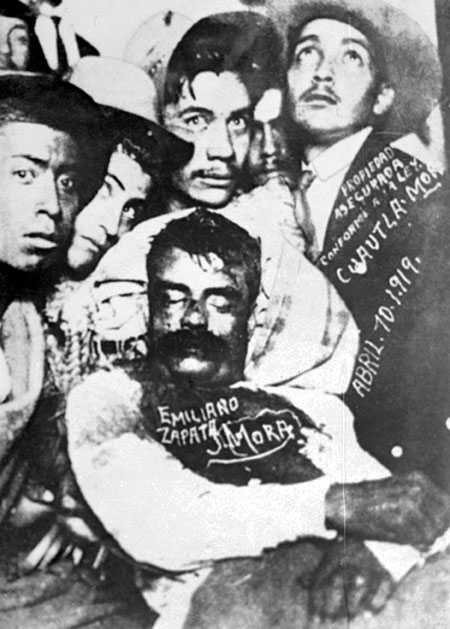  Cadáver del general Emiliano Zapata, Cuautla, Morelos, 11 de abril de 1919 
 Foto: Sinafo-Fototeca Nacional  INAH  
 Fuente: Portal de accesibilidad Bicentenario (Gobierno de México) 