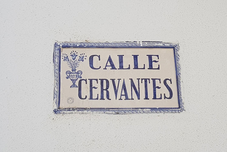 Placa de la calle Cervantes.