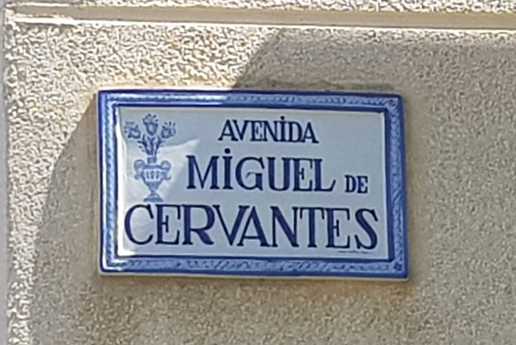 Placa de la avenida Miguel de Cervantes.