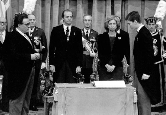  Felipe de Borbón jura la  Constitución española el día   que cumple la mayoría de edad ante las  Cortes españolas. 30 de enero de   1986. 