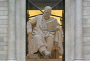 Escultura de Marcelino Menéndez Pelayo en el vestíbulo de la Biblioteca Nacional.