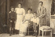 D.ª María Blasco del Cacho con sus hijos Mario, Libertad, Julio César y Sigfrido.