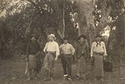 Blasco junto a un grupo de gauchos en su colonia Nueva Valencia.