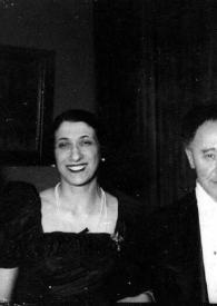 Plano medio de Arthur Rubinstein, la Señora de Arciszewski y una mujer posando