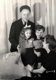 Foto de familia de Arthur Rubinstein, Eva Rubinstein, Paul Rubinstein y Aniela Rubinstein (perfil izquierdo) posando