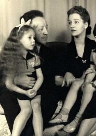 Plano general de Arthur Rubinstein y Aniela Rubinstein con Eva Rubinstein y Paul Rubinstein sentados en sus rodillas posando en un sofá.