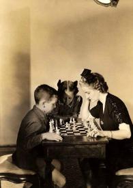 Plano general de Paul Rubinstein y Aniela Rubinstein jugando al ajedrez mientras Eva Rubinstein les observa