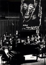 Plano general del escenario, Georgy Allen (Primer Premio del Festival Internacional de Piano Arthur Rubinstein)  junto a la Orquesta Sinfónica de Jerusalén, al fondo el cartel del Concurso