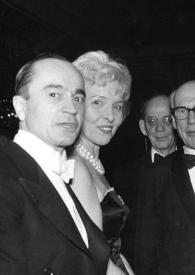 Plano medio de George Balanchine, Halina Rodzinski, un hombre, Sol Hurok y Arthur Rubinstein posando