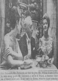 Fotografía de Arthur Rubinstein acompañado de su esposa Aniela y su hija.  Artículo de Arthur Rubinstein