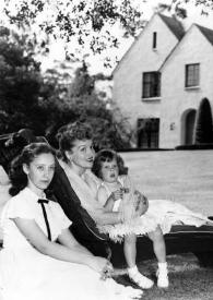 Plano general de Eva Rubinstein, Aniela Rubinstein con Alina Rubinstein en brazos y John Rubinstein cogido en brazos por Arthur Rubinstein posando en el jardín sentados en el césped
