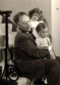 Plano general de Arthur Rubinstein con Alina Rubinstein y John Rubinstein en brazos sentados en las escaleras posando