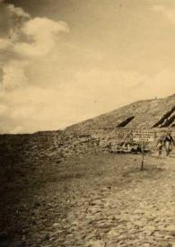 Plano general de Arthur Rubinstein, Aniela Rubinstein y un hombre caminando en la visita a una pirámide