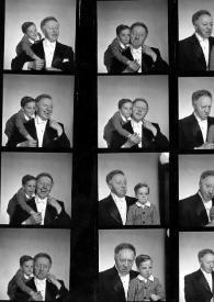 Plano medio de Arthur Rubinstein con John Rubinstein y con Alina Rubinstein posando en diferentes posturas (haciendo muecas)