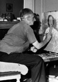 Plano general de Jacques Thévenet realizando un retrato de Aniela Rubinstein, recostada en un diván, al fondo de la habitación