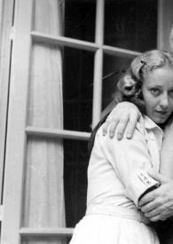 Plano medio de Eva Rubinstein y Arthur Rubinstein posando abrazados