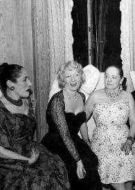 Plano general de una mujer, Maryna Modzelewska, Helena Rubinstein, Arthur Rubinstein y Aniela Rubinstein posando sentados en un sofá