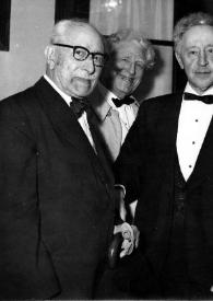 Plano general de dos hombres, Arthur Rubinstein, John Rubinstein (detrás de Arthur) y dos hombres posando