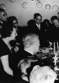 Plano general de Olga de Cadaval (a la isquierda), Arthur Rubinstein y Aniela Rubinstein entre otras personas