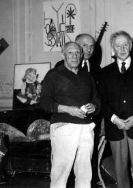 Plano general de Pablo Picasso, Arthur Rubinstein y dos hombres posando