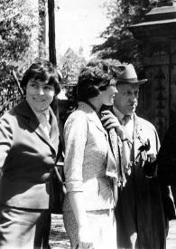 Plano general de Arthur Rubinstein, Aniela Rubinstein, dos mujeres y Henryk Szyfman charlando