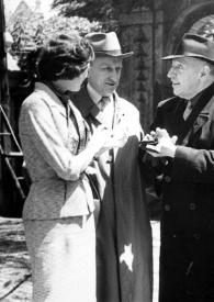 Plano general de una mujer, Henryk Szyfman, Arthur Rubinstein y Aniela Rubinstein charlando con una mujer