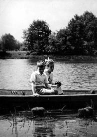 Plano general de Alina Rubinstein, John Rubinstein y un niño en una barca en un lago
