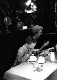 Plano medio de John Rubinstein, Aniela Rubinstein, Arthur Rubinstein y Alina Rubinstein sentados en la mesa del Restaurante Maxim´s