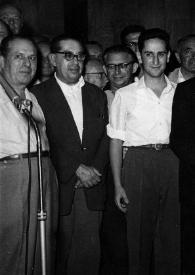 Plano general del director de orquesta, Henry Haftel Zvi y Arthur Rubinstein entre otras personas posando