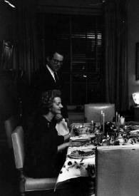 Plano general de la mesa: Aniela Rubinstein (sentada), William Sloane Coffin (de pie), Alina Rubinstein y Eva Rubinstein (sentadas) y Arthur Rubinstein (de pie) charlando