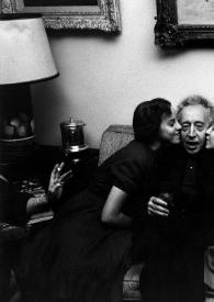 Plano general de Arthur Rubinstein recibiendo un beso de Aniela Rubinstein y de Eva Rubinstein