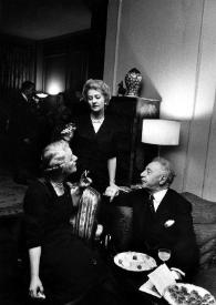 Plano general de Arthur Rubinstein y Germaine, Baronesa de Rothschild (sentados) y Aniela Rubinstein (de pie) charlando
