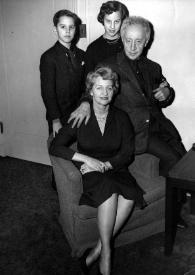 Plano general de John Rubinstein, Aniela Rubinstein (sentada en un sillón), Alina Rubinstein y Arthur Rubinstein posando