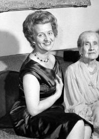 Plano general de Aniela Rubinstein, Anna Mlynarska (madre de Aniela Rubinstein) y Alina Mlynarska-Raue (hermana de Aniela Rubinstein) sentadas en un sofá, con una foto, enmarcada, de Arthur Rubinstein tras ellas.