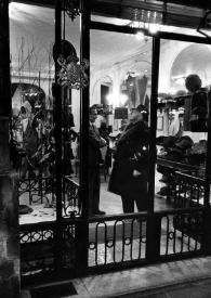 Plano general de Arthur Rubinstein en el interior de la boutique inglesa 